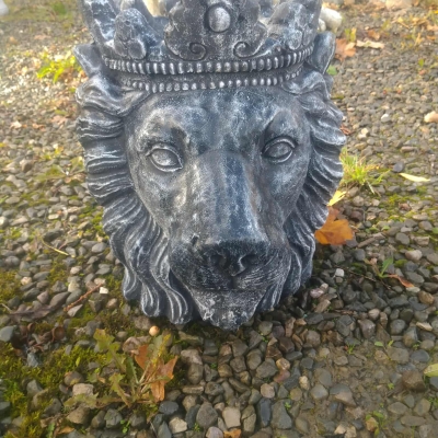 lion planter 
